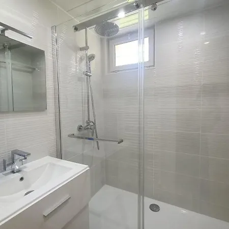 Lägenhet T2 Avec Jardin Et Terrasse A Aix-les-bains, Proche Du - Fr-1-555-5 *